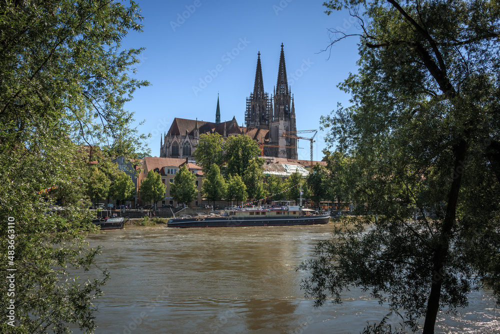 Schiffahrt an der Donau in Regensburg mit Blick zum Dom