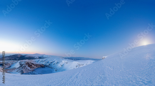 日本宮城蔵王沈む月と太陽パノラマ