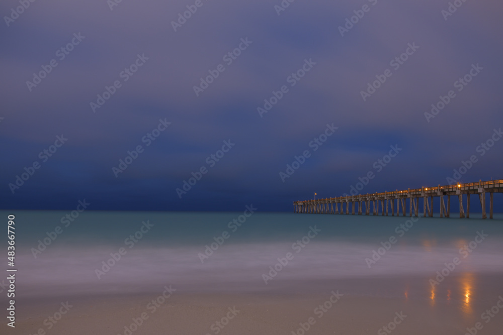 Fototapeta premium アメリカ南部のビーチ、冬の海は穏やかで