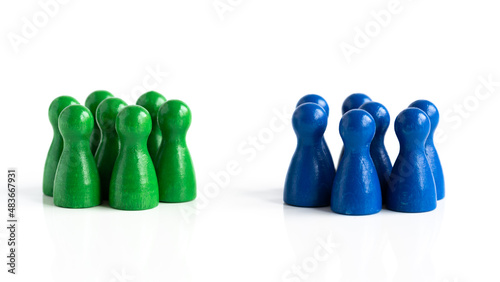 Zwei getrennte Gruppen von Spielhütchen in unterschiedlichen Farben