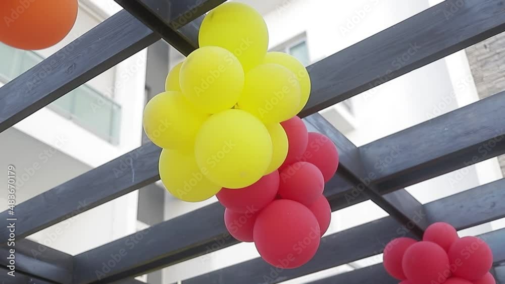 grupo de globos de colores colgados en tramo de madera en celebracion de cumpleaño, cumpleaño en casa de familia