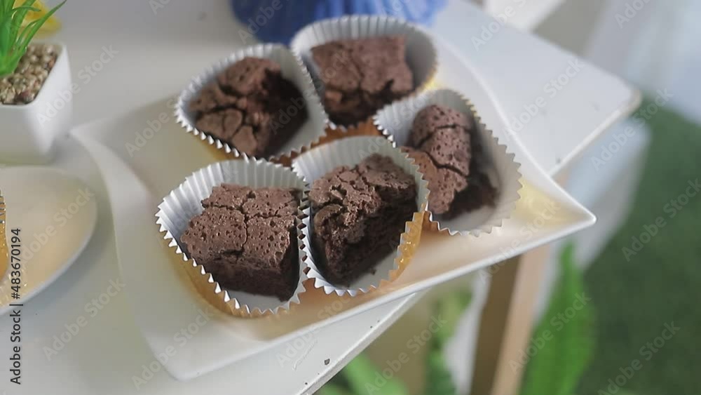 Brillante brownie tipo de superficie de la torta de cerca de la panorámica UltraHD metraje, sabroso aspecto de alta calorías de los alimentos de fondo sartén lenta
