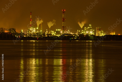 夜景写真、都市と工場と自然、スローシャッターで長秒露光撮影