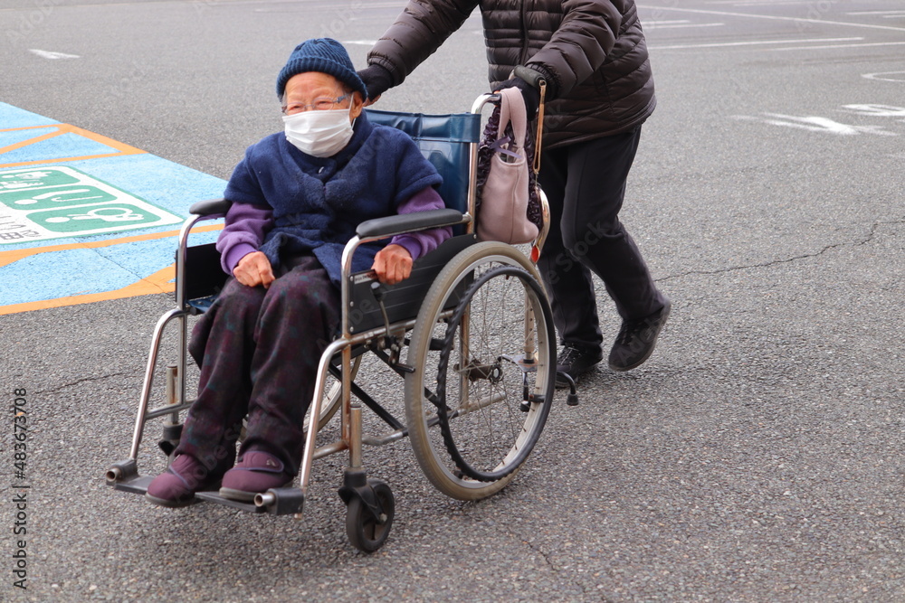 Obraz premium 高齢者 介護 車椅子 病院