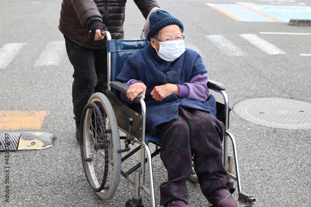 Obraz premium 高齢者 介護 車椅子 病院