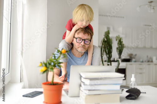 Foto Man is working from home with laptop during quarantine