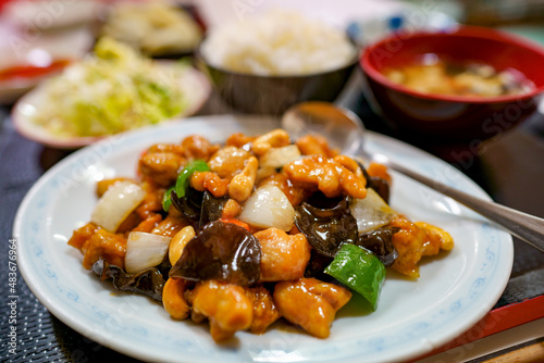 街の中華料理屋さんの鶏肉とカシューナッツ炒め定食