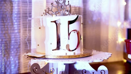 Cake of quinceañera birthday and a crown on top 