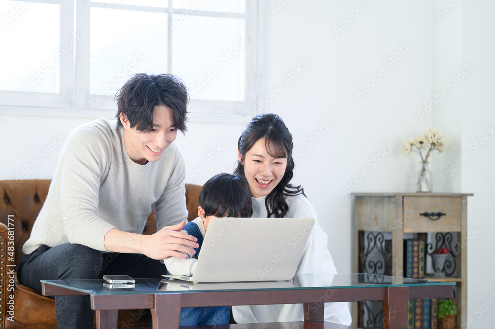 田舎の両親などととパソコンで会話する親子 コピースペース アップ
田舎の両親などととパソコンで会話する親子 コピースペース アップ