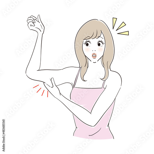 二の腕の脂肪を気にする女性