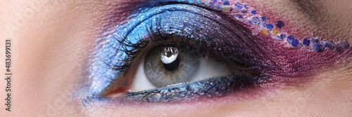 Foto Women bright multi-colored evening eye makeup closeup