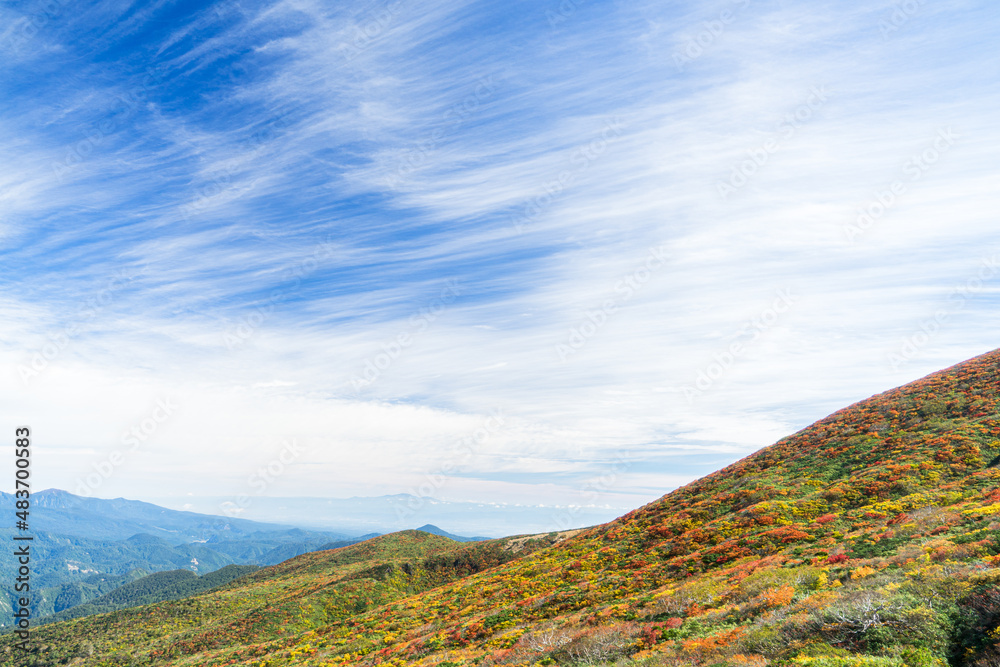流れる雲と栗駒山の紅葉