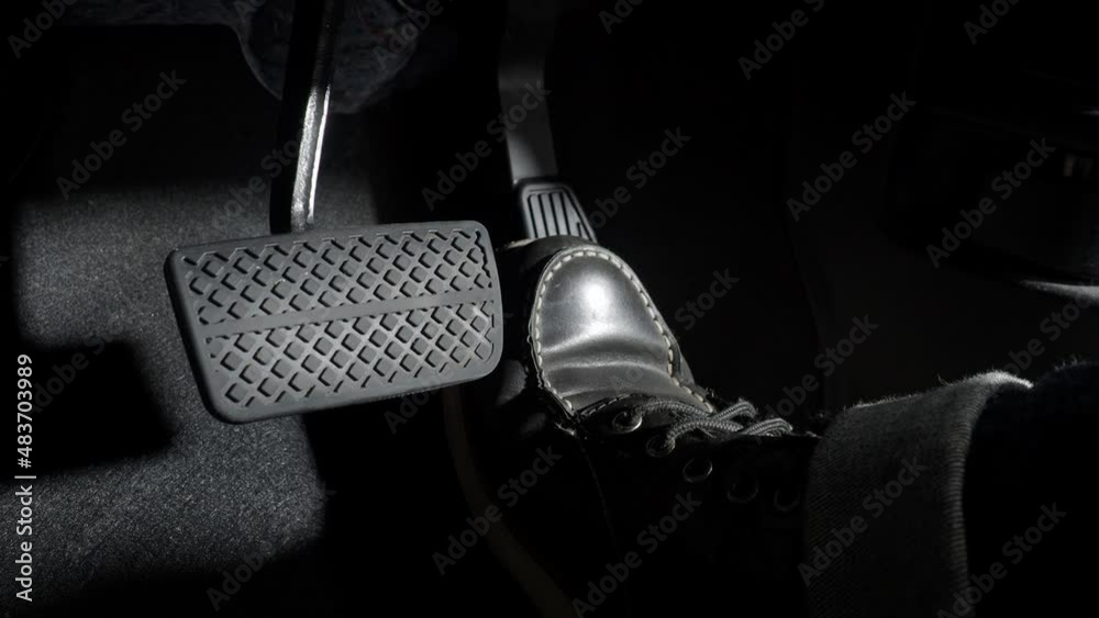 Vídeo do Stock Accelerate and Brake. Foot pressing foot pedal of a car
