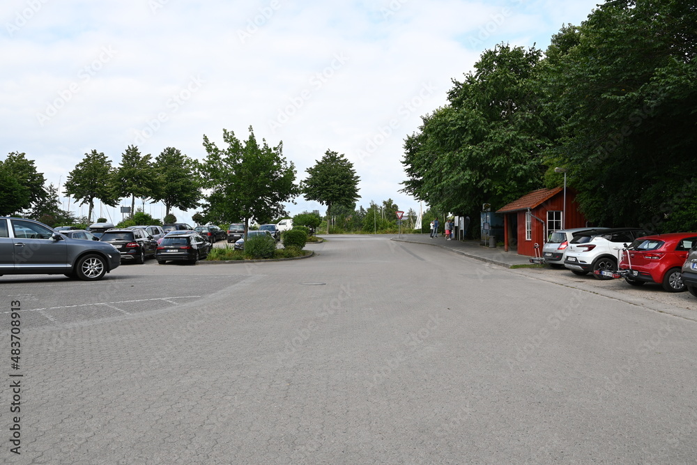 Parkplatz mit Autos und gepflastertem Boden bei Kappeln