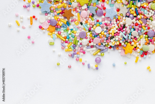 kunterbunte Zuckerstreusel auf weißem Heintergrund