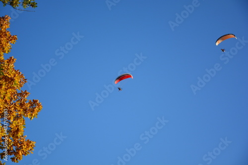 Paraglider am wolkenloser blauer Himmel photo