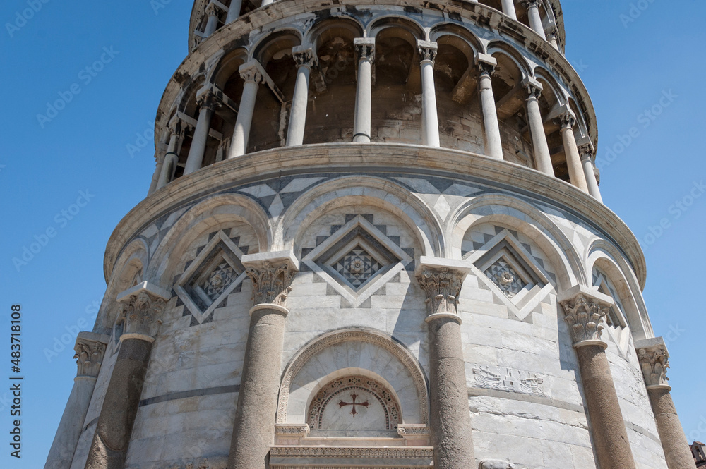 Pisa. Dettaglio del colonnato della Torre Pendente.