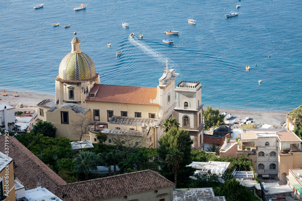 Fototapeta premium Positano, Salerno.. Panorama della chiesa di Santa Maria Assunta con barche da pesca.