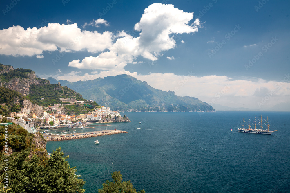 Amalfi, Salerno. Veduta aerea della cittadina sul mare mediterraneo con veliero