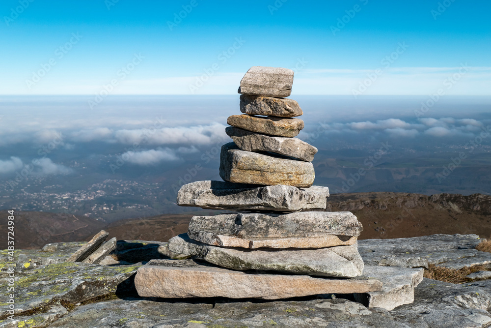 Pirâmide de pedras no alto da montanha de La Rhune no País Basco Stock