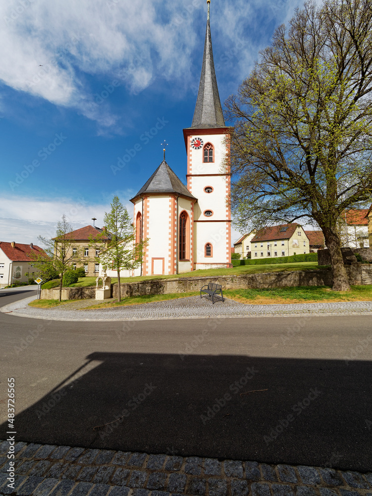 Katholische Kirche Mariä Himmelfahrt und St. Ägidius in Altbessingen, Ortsteil der Stadt Arnstein, Landkreis Main-Spessart, Unterfranken, Bayern, Deutschland