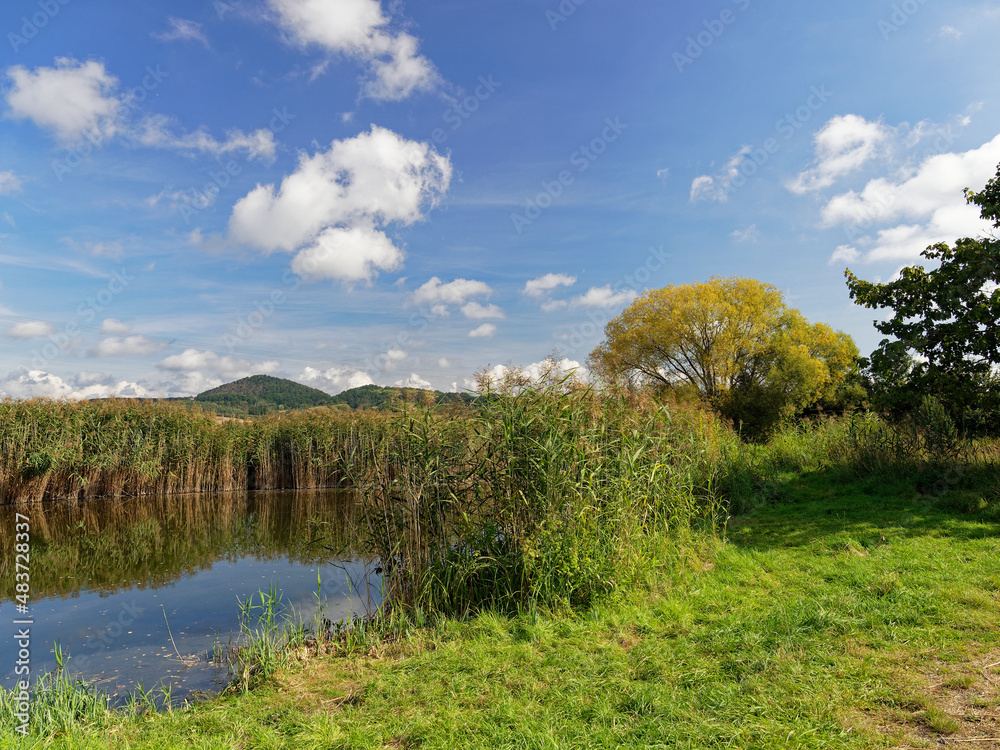 Der Lautensee im Naturschutzgebiet Mainaue bei Augsfeld, Stadt Haßfurt, Landkreis Hassberge, Unterfranken, Franken, Bayern, Deutschland. Der Lautensee im Naturschutzgebiet Mainaue bei Augsfeld, Stadt Haßfurt, Landkreis Hassberge, Unterfranken, Franken, Bayern, Deutschland.