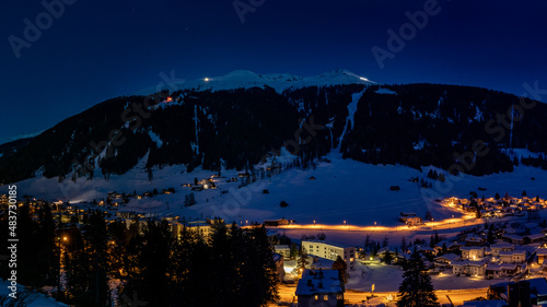 Davos bei Nacht mit Blick auf das Jakobshorn, Schweiz photo