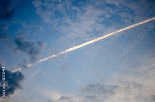 airplane trail in the sky © U915 Figurines