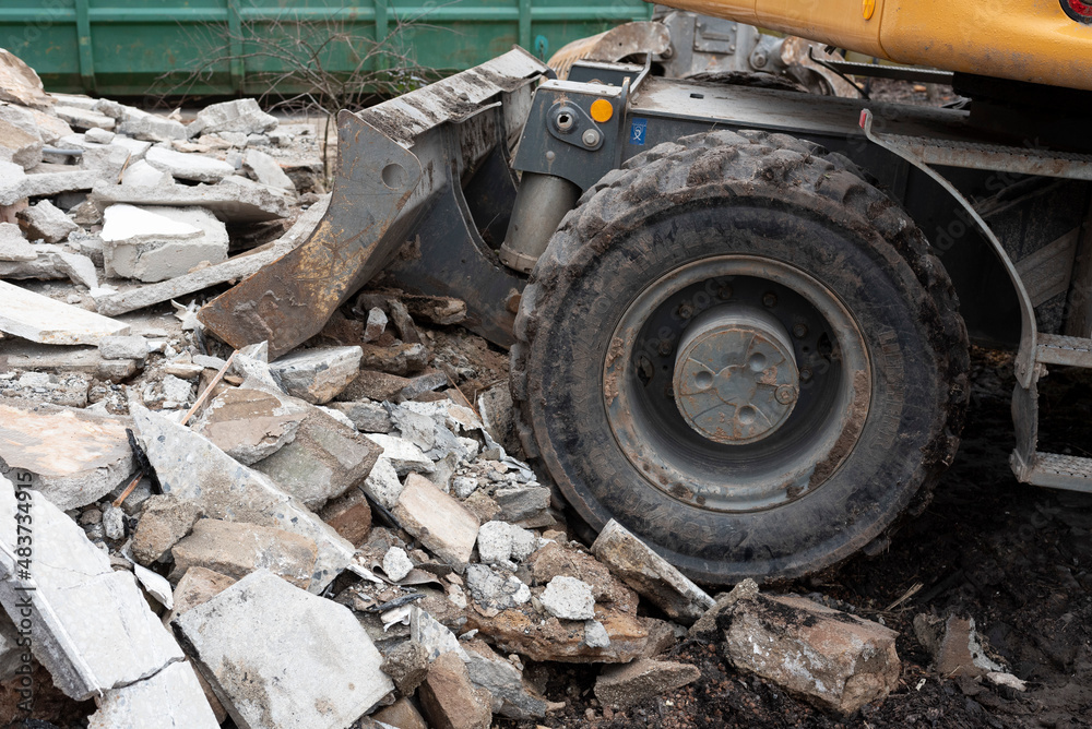 Abriss eines Hauses. Bagger bei der Arbeit Abriss eines Hauses. Bagger bei der Arbeit