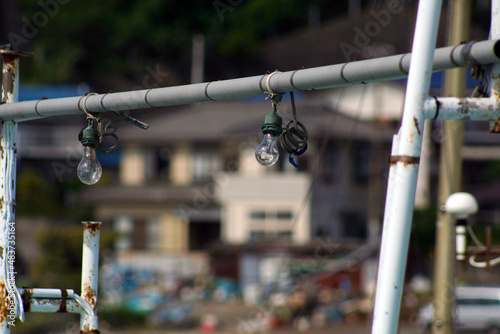 港に停泊中の漁船の漁り火用電球の画像。 Close up photography of a night fishing light bulb set on a Japanese fishing vessel, settled in the base port. © SAIGLOBALNT