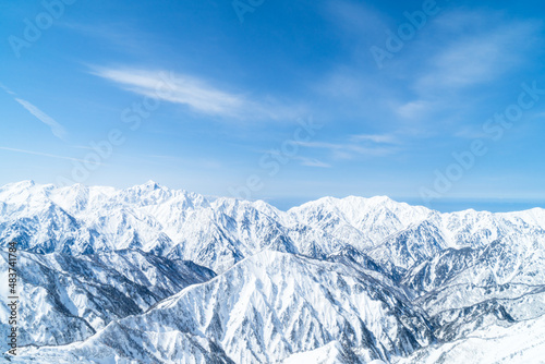 厳冬期の唐松岳山頂から見る山々 © Naoki Yamamoto