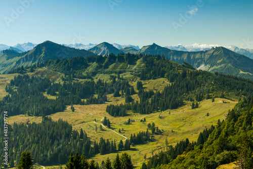 Gebirge in den Alpen mit Berg und Gipfel über Tal mit Baum, Alm und Wiese im Salzkammergut © Sonja und Gerald