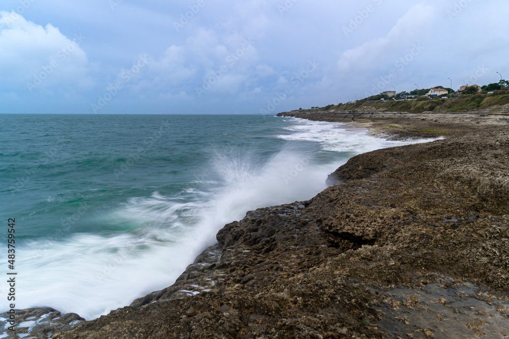 Vague frappant les rochers, Saint Palais sur Mer, Charente Maritime, Automne. Vague frappant les rochers, Saint Palais sur Mer, Charente Maritime, Automne.