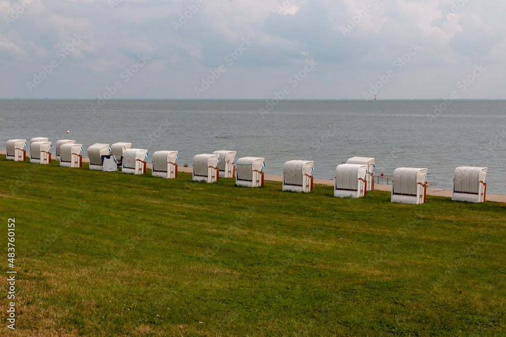 Obraz premium Beach chairs stand in a row on the North Sea