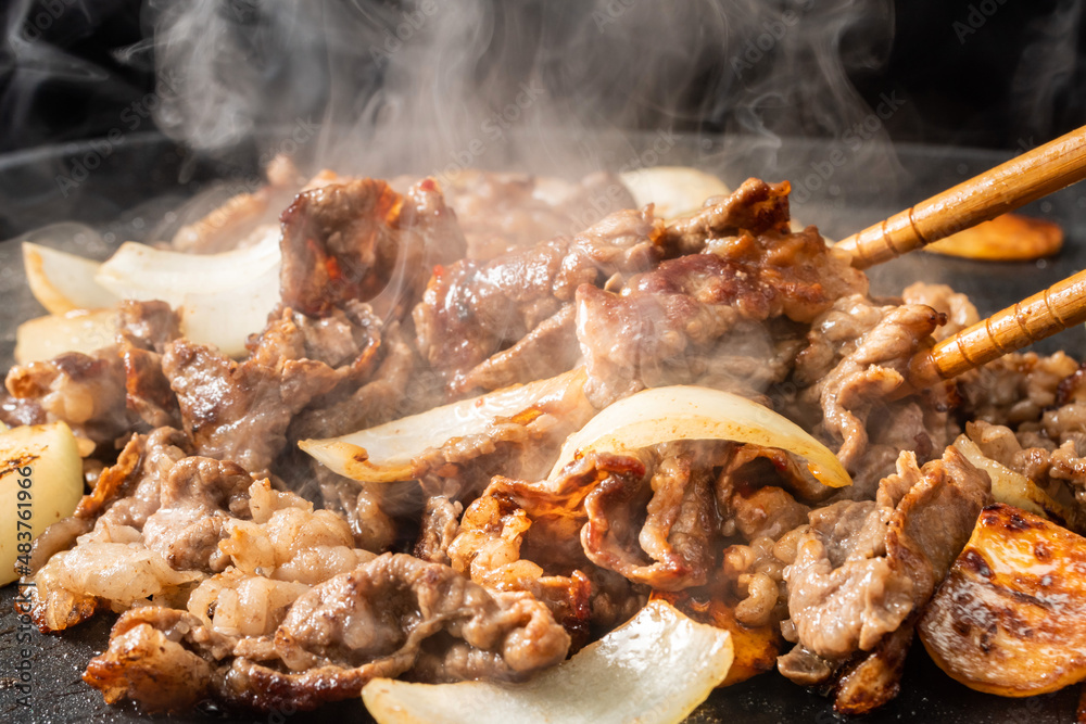 牛肉を鉄板で焼く 牛肉を鉄板で焼く