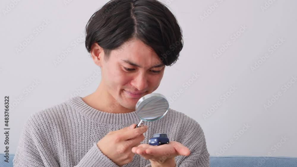 男性　車検イメージ　リビング