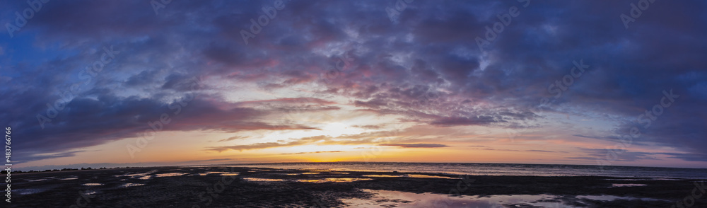 Naklejka premium coucher de soleil sur la baie du mont saint michel en bretagne l'été panoramique
