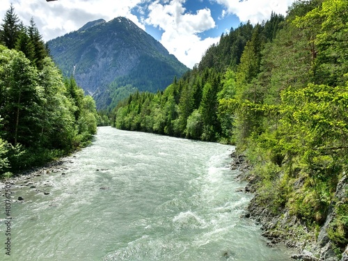 Lech in Tirol mit Bergpanorama im Hintergrund