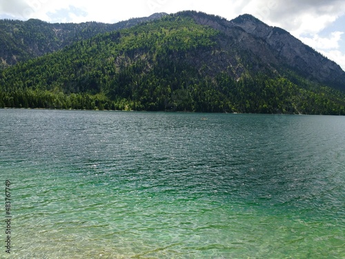 grün schimmerndes Wasser im Plansee