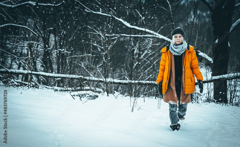 Obraz premium Zimowy portret na tle drzew
