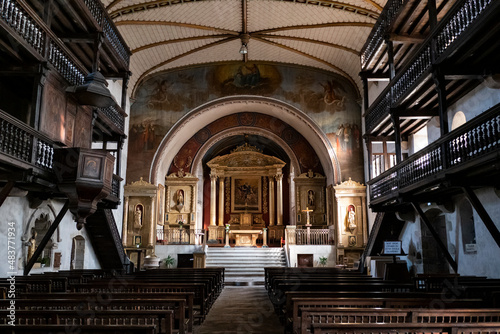 Interior e altar da Igreja de São Martinho em Sare no País Basco photo