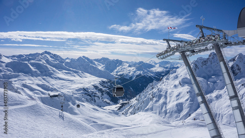Gondelbahn im Skigebiet von Lech an einem sonnigen Hochwintertag