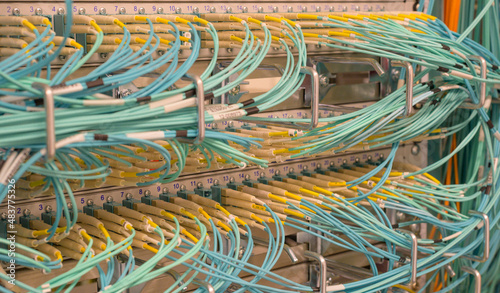 Netzwerk Switch mit Netzwerkkabel und Lichtwellenkabel in einem Rechenzentrum