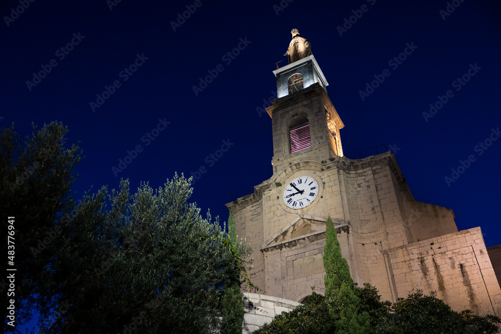 Clocher et façade de l'église Saint-Louis de Sète éclairés la nuit (Occitanie, France)
