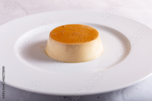 Obraz na plátně Caramel panna cotta on white background