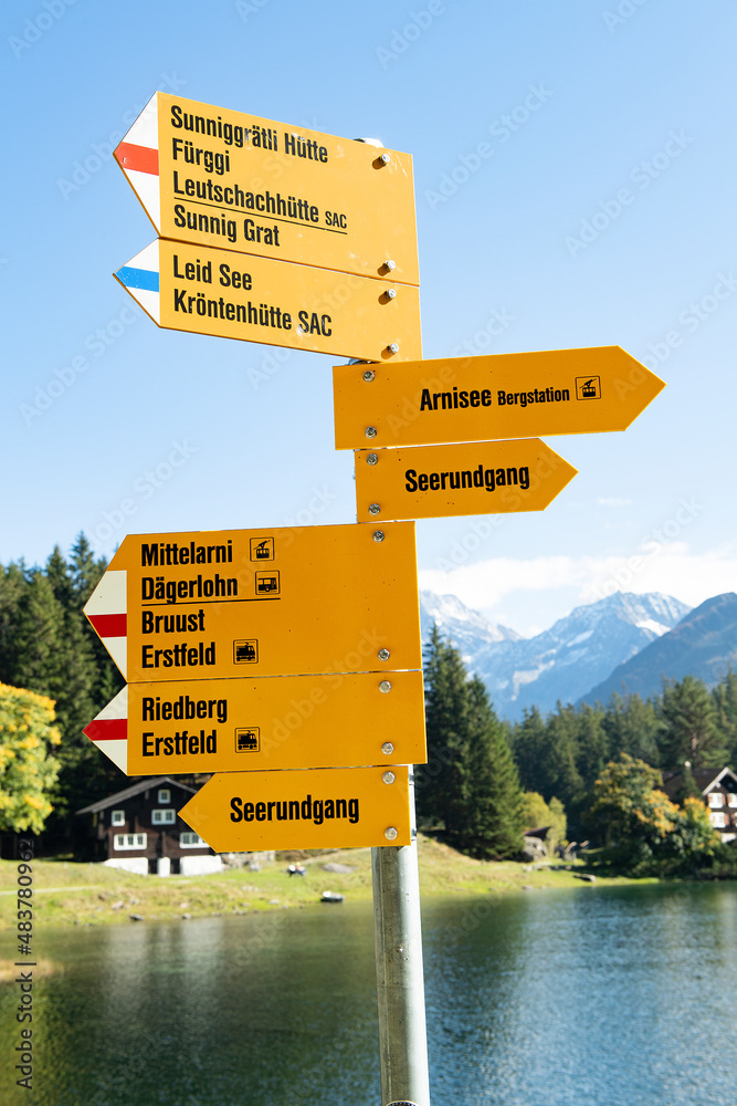 Wanderwegweiser auf Arnisee, ob Intschi, Kanton Uri, Schweiz - obrazy, fototapety, plakaty 