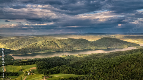 Panorama Beskidu Niskiego (Uście Gorlickie, Jezioro Klimkowskie, Ropa) © DRONE QUEST