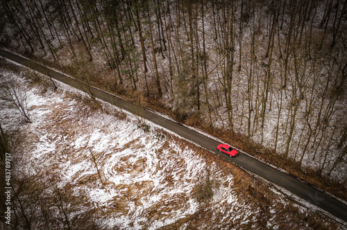 Czerwone BMW e30 w Dolinie Będkowskiej