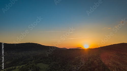 Zachód słońca nad górami - Beskid Niski © DRONE QUEST