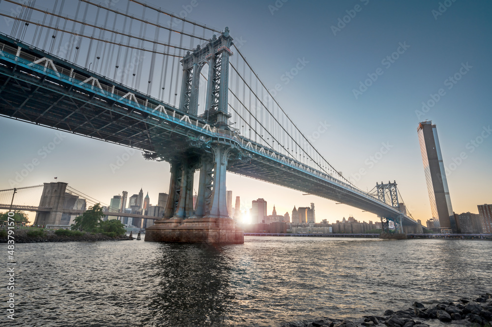 View of Manhattan Bridge and east river at Suntet with Mahattan skyline in the background - NYC, Brooklyn, USA